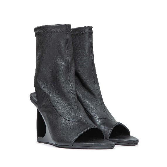  D Open black ankle boot