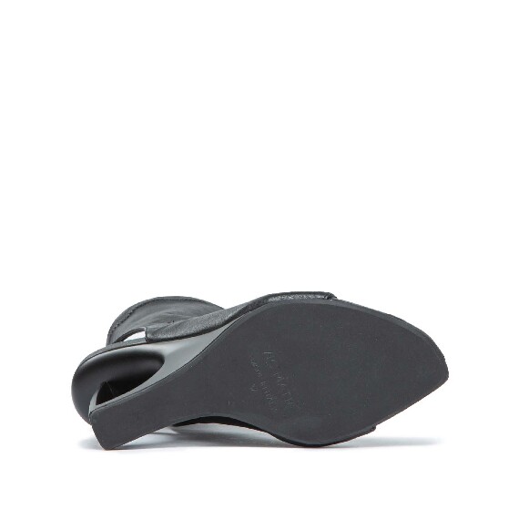  D Open black ankle boot